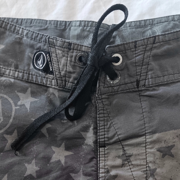 Volcom Board Shorts Sz 30 Patriotic Military Gray Flag Surf Spring Break - Picture 5 of 10